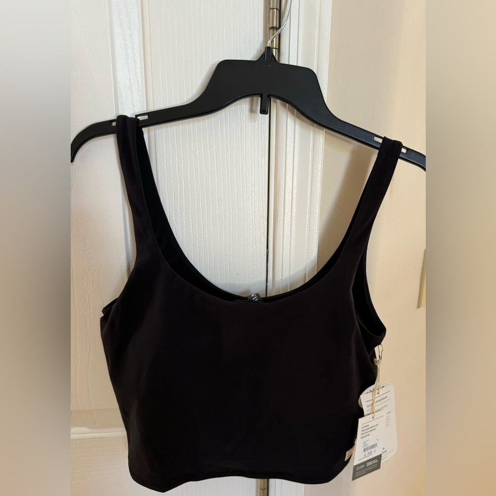 Vuori Daily Crop Black tank with built in bra size Large. NWT $68